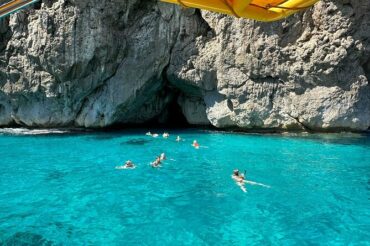 Excursión en barco a las Cuevas de Sa Talaia: naturaleza, snorkel y aventura