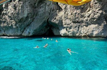 Excursión en barco a las Cuevas de Sa Talaia: naturaleza, snorkel y aventura