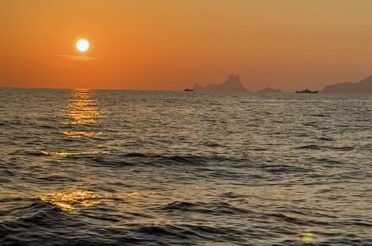 Atardecer en barco en Formentera: cava, música y Es Vedrà de fondo