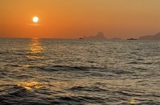Atardecer en barco en Formentera: cava, música y Es Vedrà de fondo