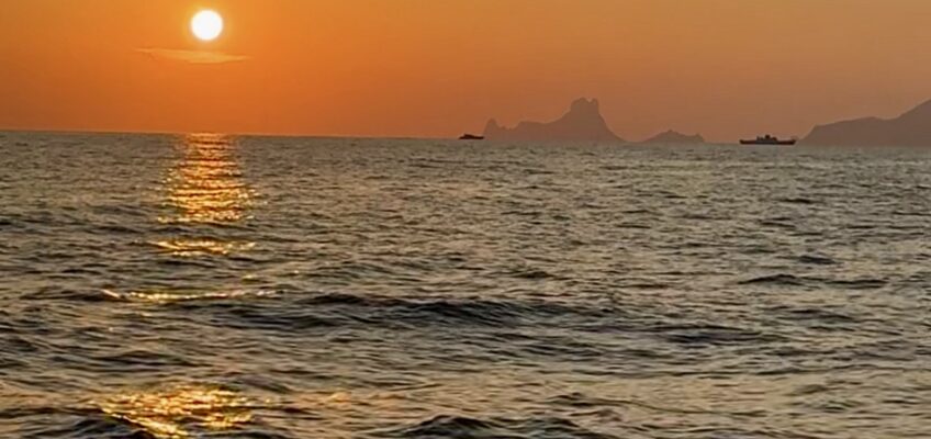 Atardecer en barco en Formentera: cava, música y Es Vedrà de fondo